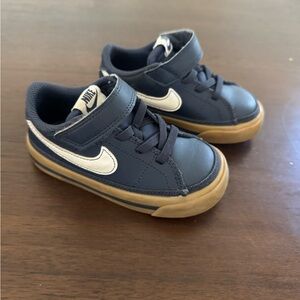 Nike Kids Dark Blue and Tan Sneakers